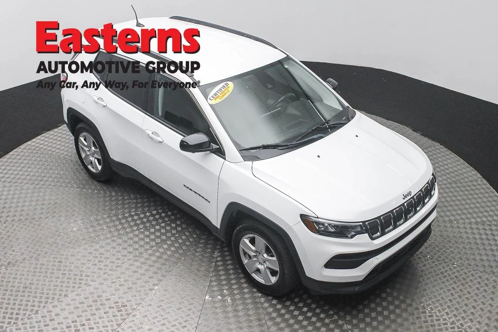 Used 2022 White Jeep Latitude image 3