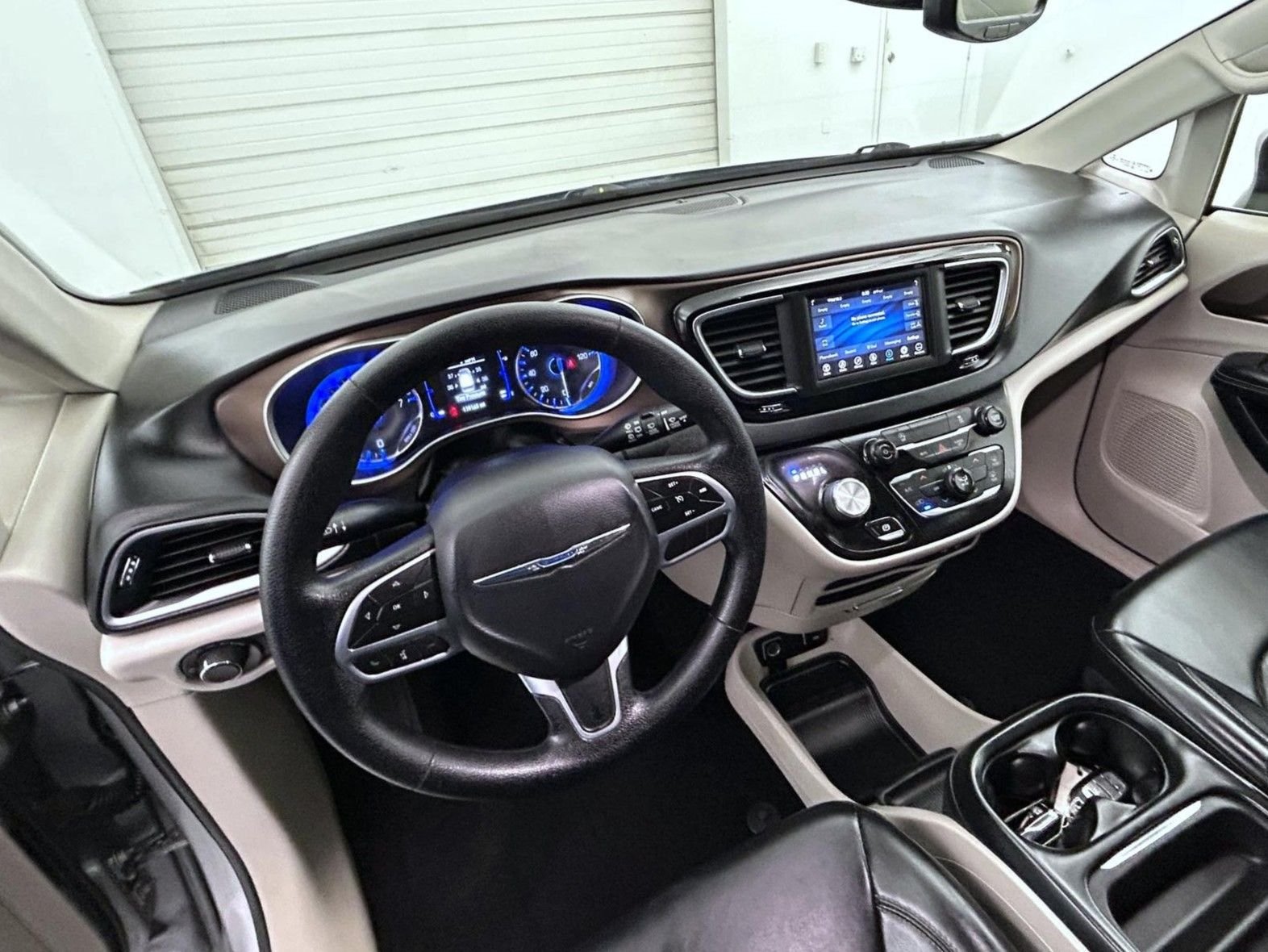 Used 2020 Silver Chrysler LXI image 13