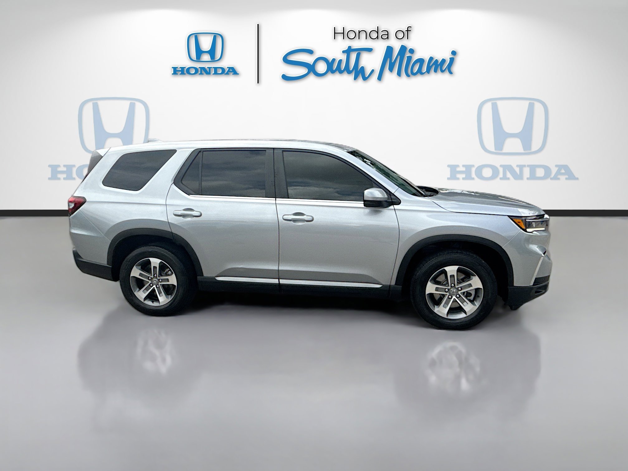Used 2024 Lunar Silver Metallic Honda EX-L 8 Passenger image 8