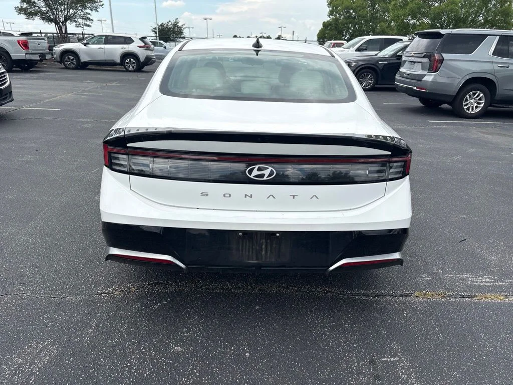 Used 2025 White Hyundai SEL image 4