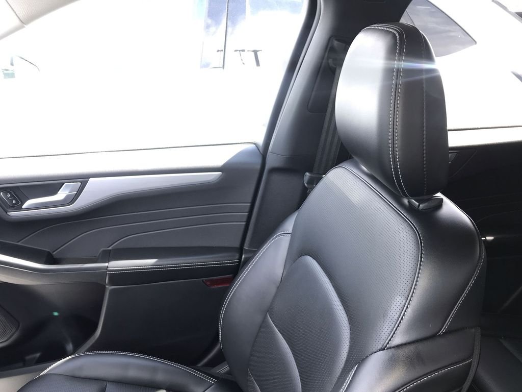 Used 2025  Ford Platinum image 25