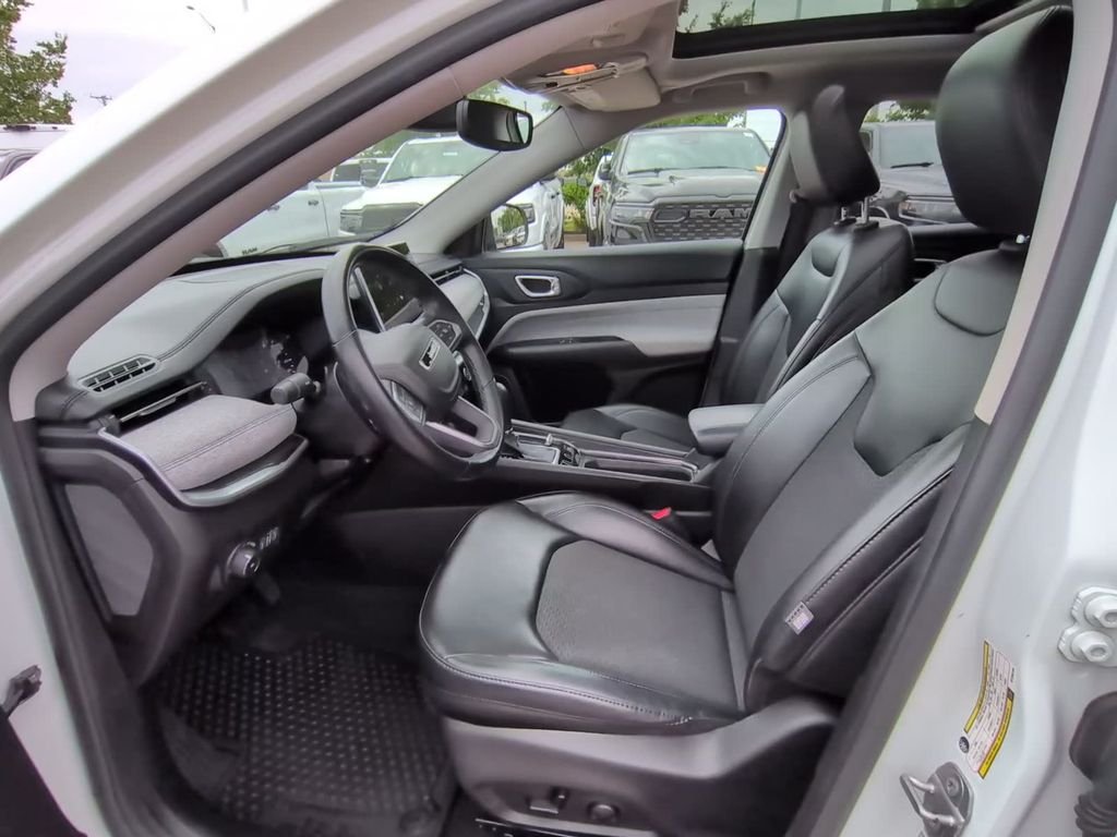 Used 2022 White Jeep Latitude image 47