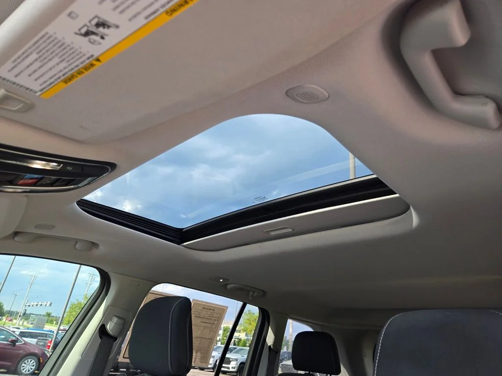 Used 2023 Black Jeep Laredo image 25