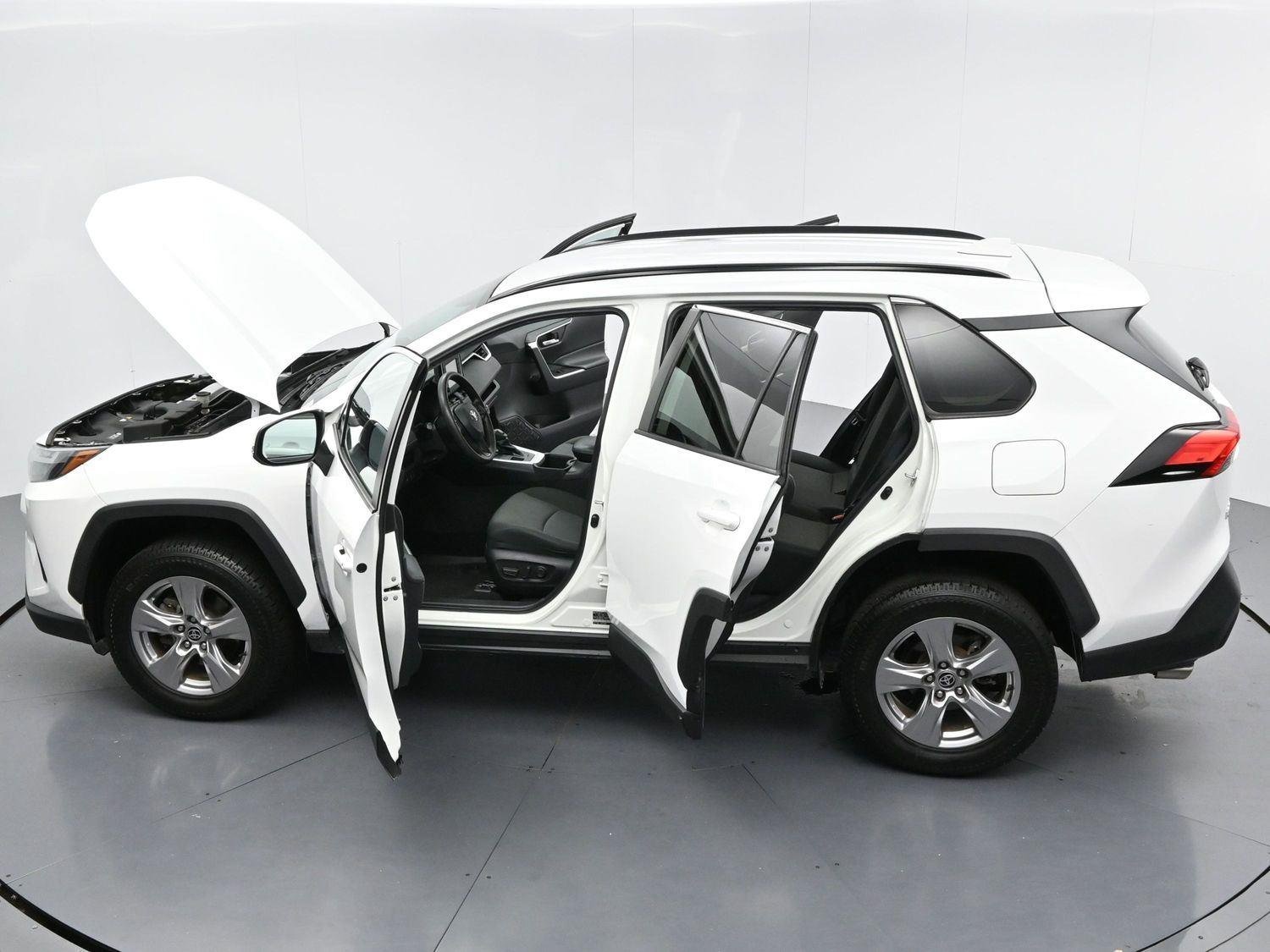 Used 2022 White Toyota XLE image 39
