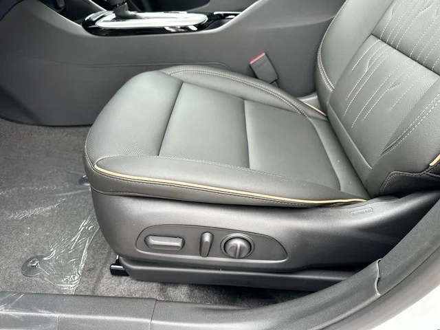 Used 2025 White Frost Tricoat Buick FWD 4dr Avenir image 12