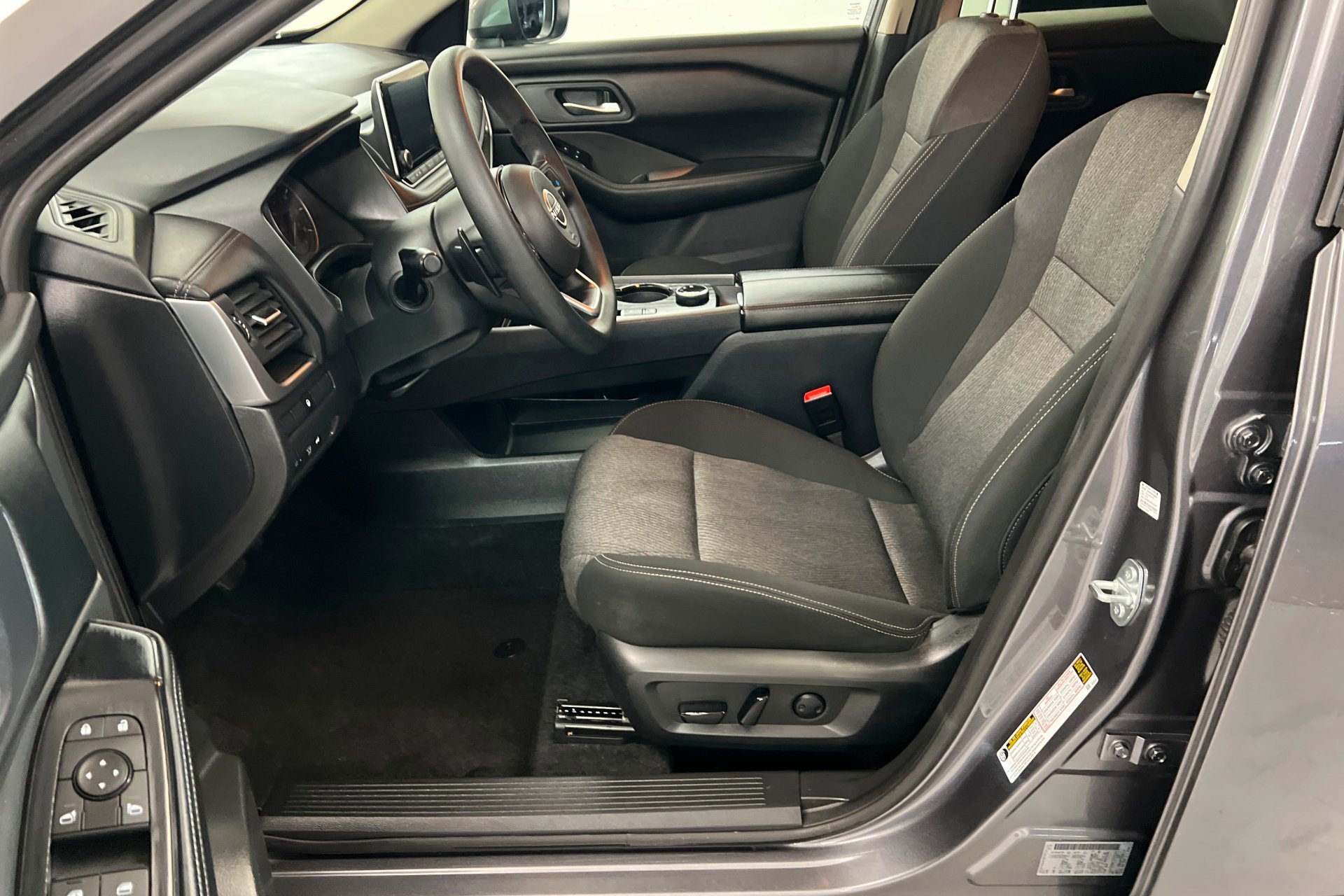 2024 Nissan Rogue SV - Photo 18