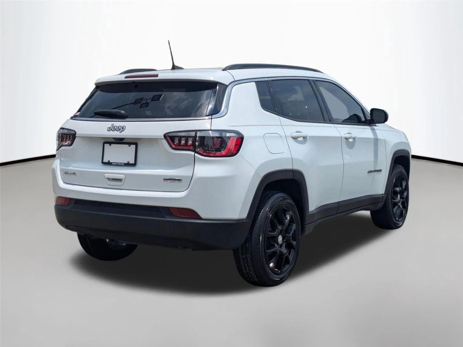 Used 2023 Bright White Clearcoat Jeep Latitude Lux image 5