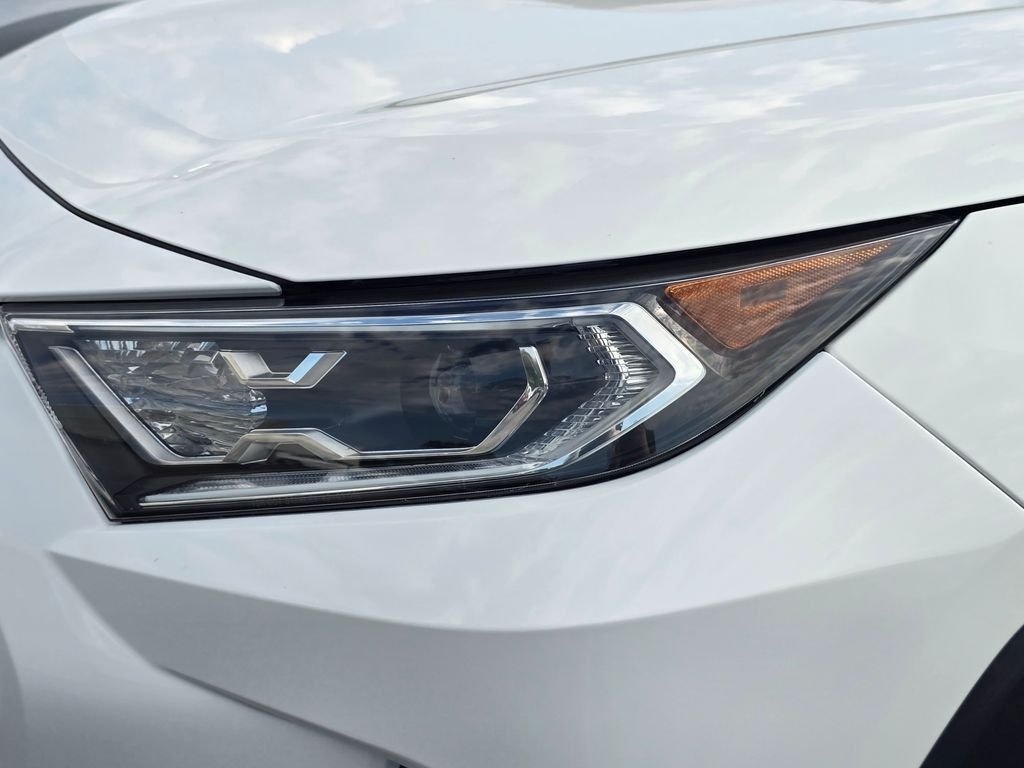 Used 2020 White Toyota XLE image 22