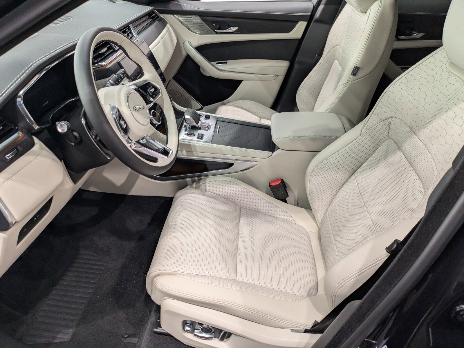 2026 Jaguar F-Pace R-Dynamic S - Photo 6