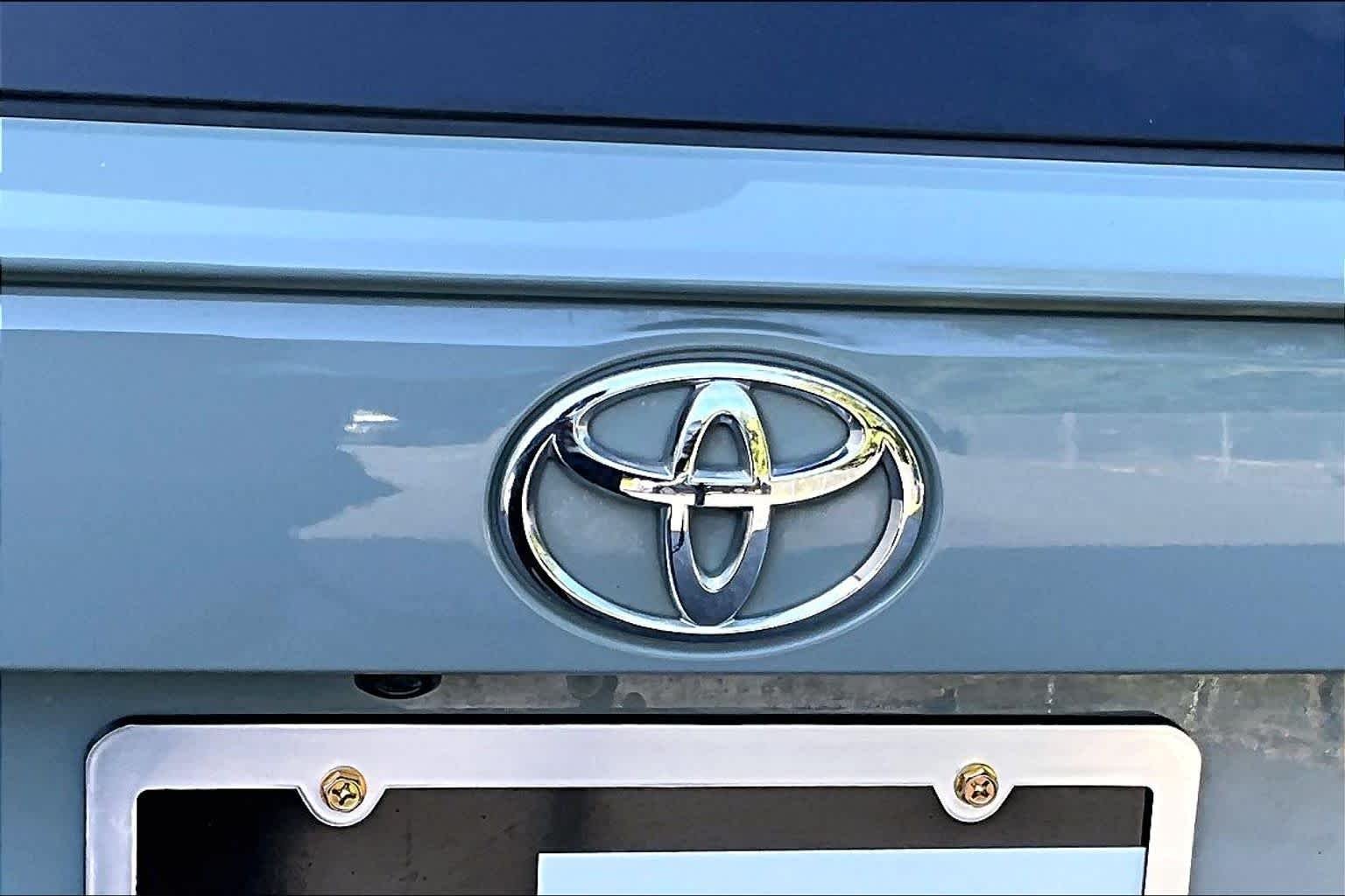 Used 2021 Lunar Rock Toyota XLE Premium image 31