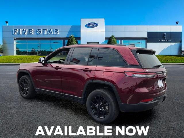 Used 2025 Velvet Jeep Altitude image 5