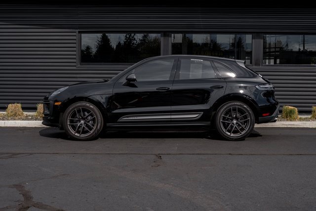 2023 Porsche Macan T photo 2