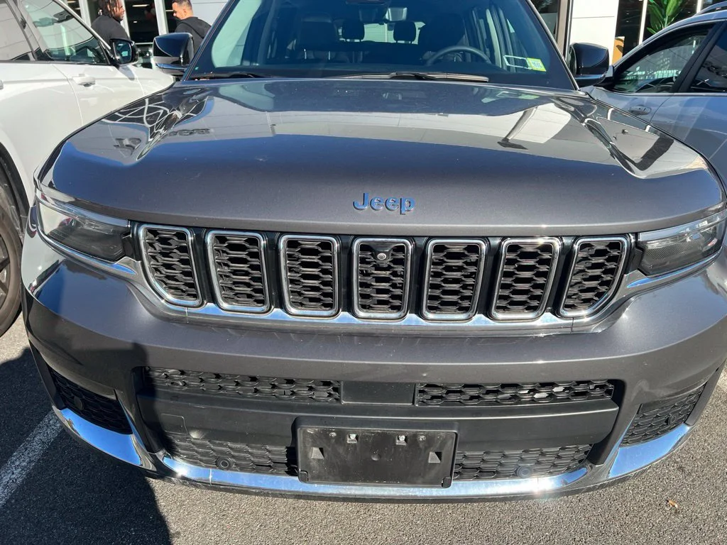 Used 2023 Gray Jeep Limited image 3