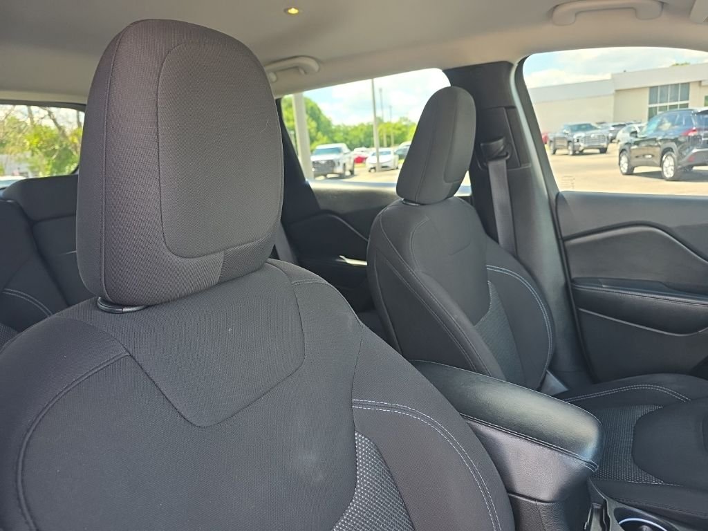 Used 2019 Silver Jeep Latitude image 10