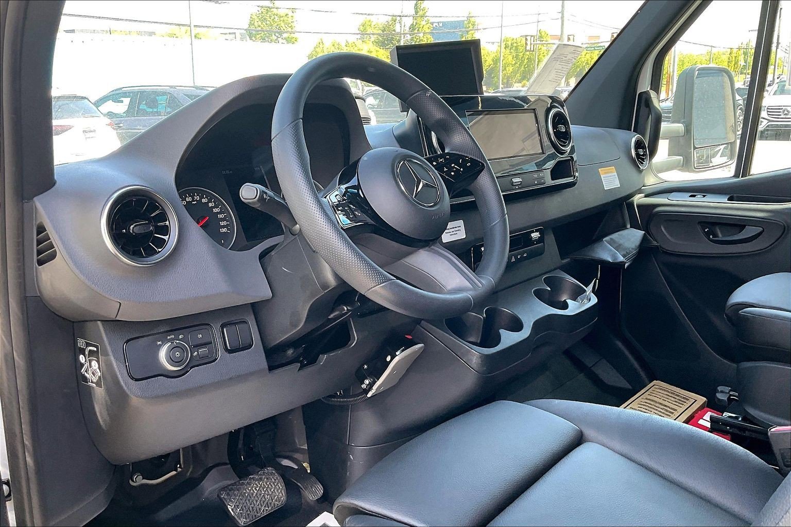 New 2025 Arctic White Mercedes-Benz Standard Roof image 13