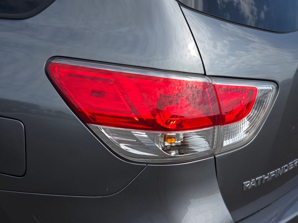 Used 2015 Gray Nissan SL image 16
