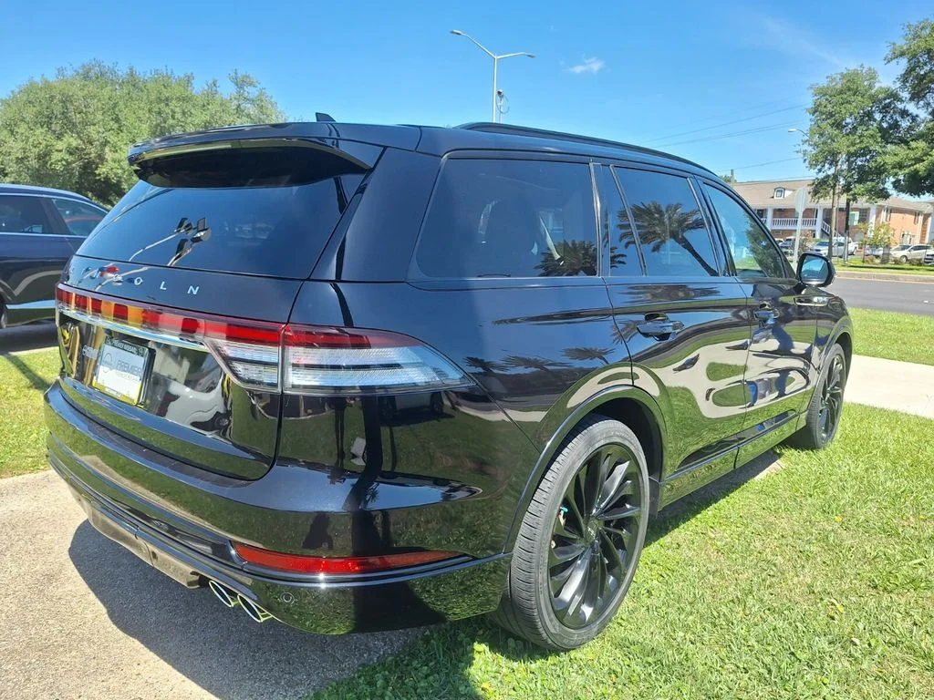 Used 2022 Black Lincoln Reserve image 5