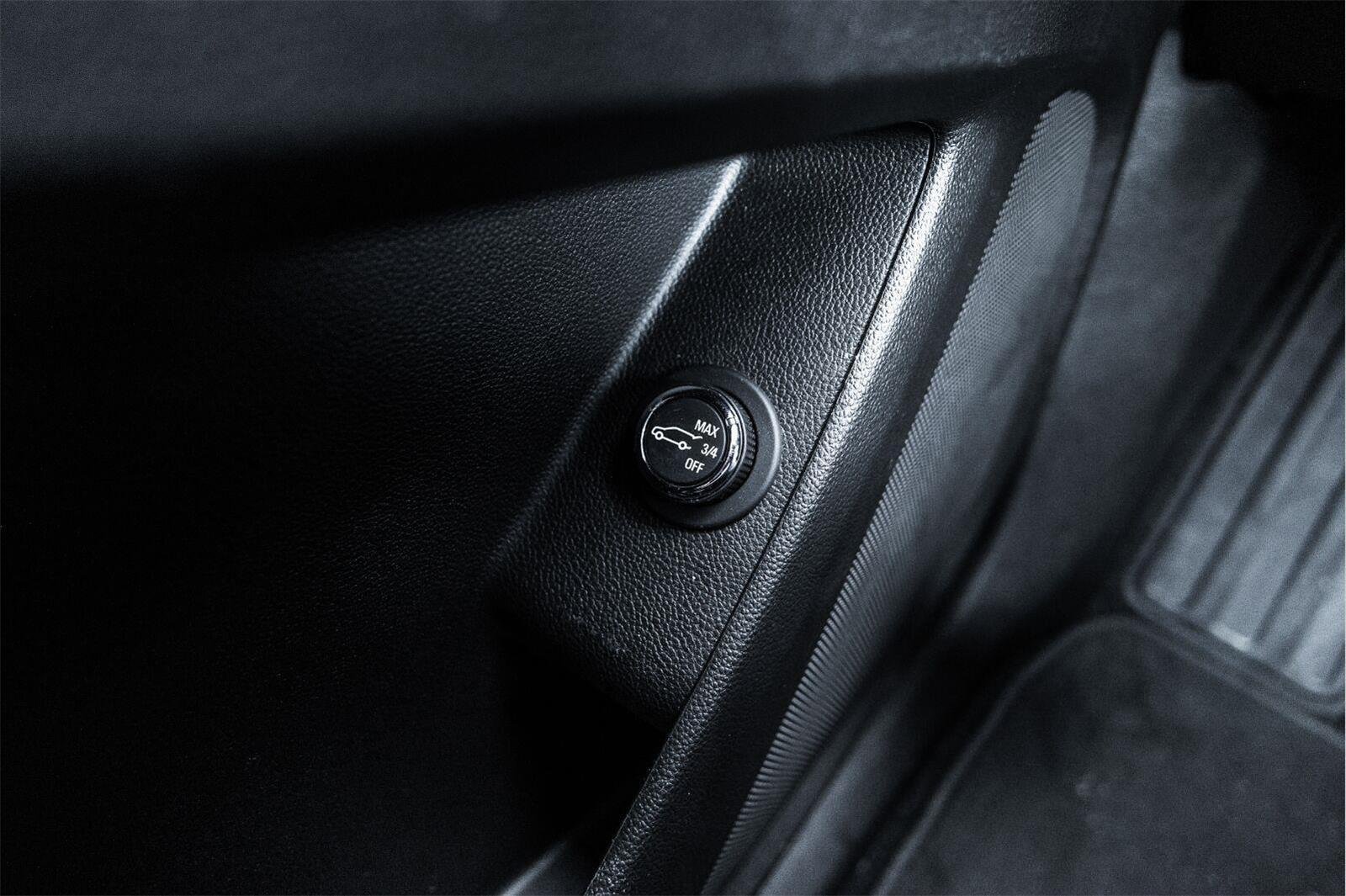 Used 2023 SUMMIT WHITE Chevrolet LT Cloth image 18