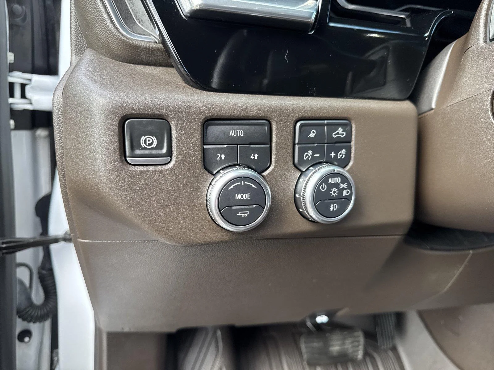 Used 2024 White Frost Tricoat GMC SLT image 20