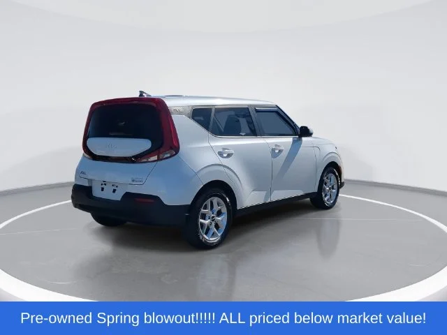 Used 2022 White Kia LX image 8