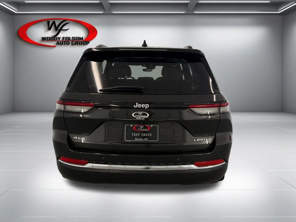 Used 2024  Jeep Limited image 7