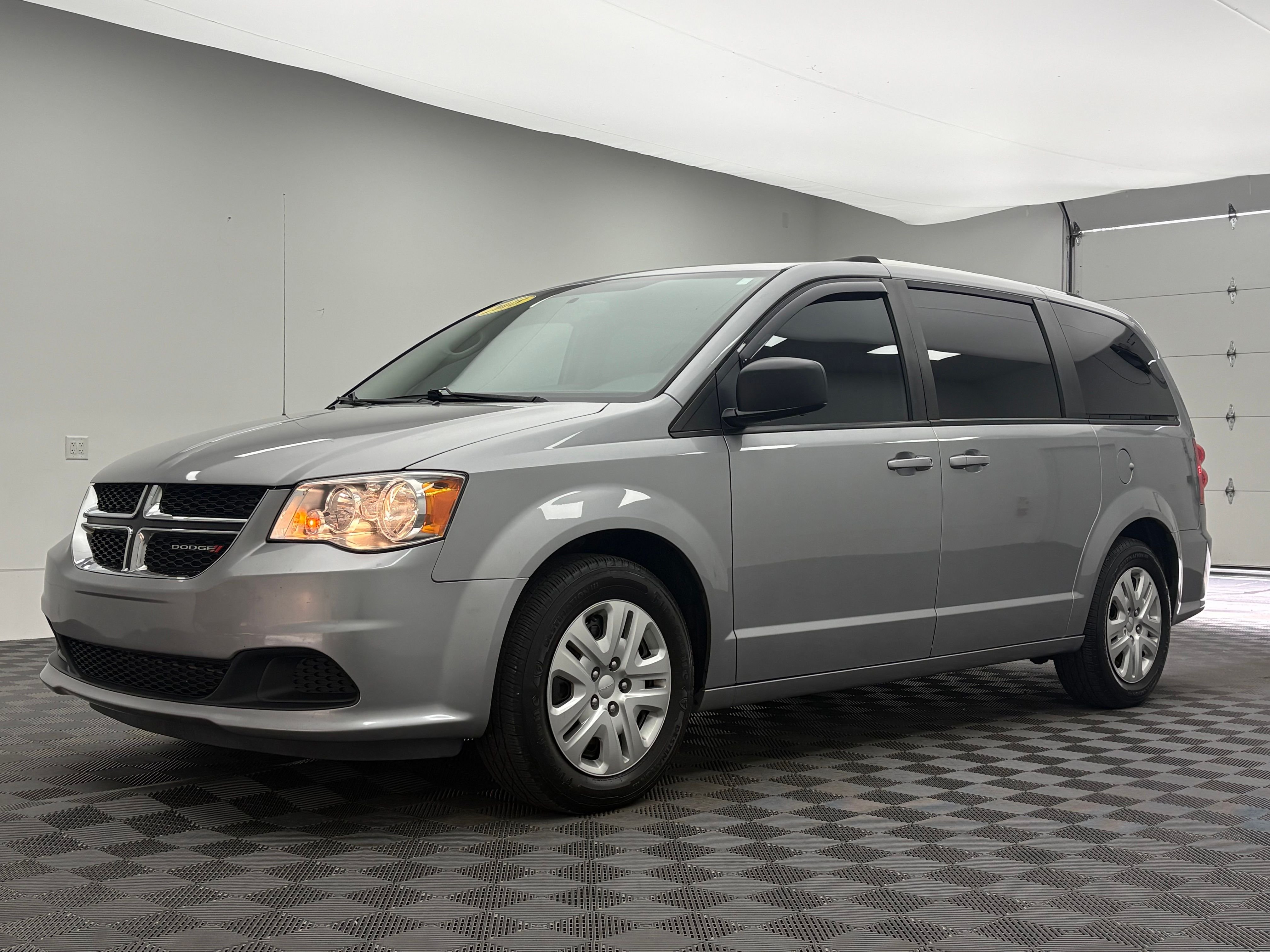 Used 2018 Billet Silver Metallic Clearcoat Dodge SE image 2