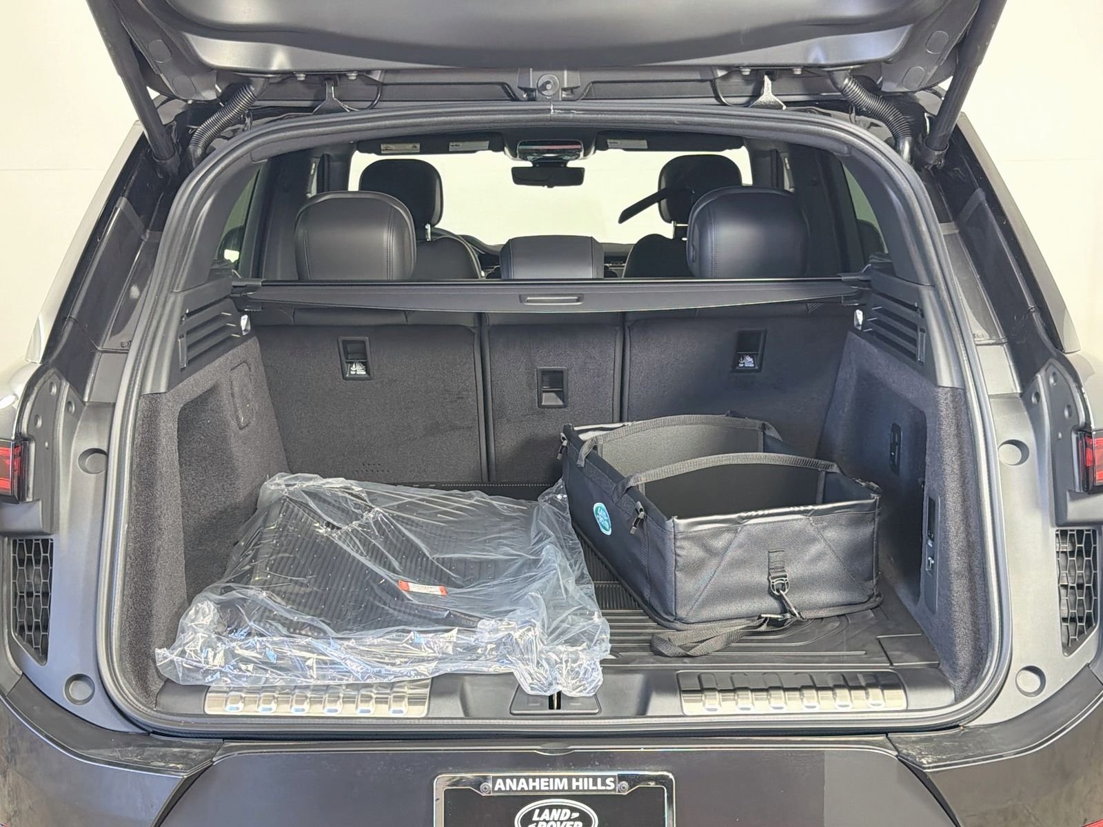 New 2026 Carpathian Grey Land Rover Dynamic SE image 28