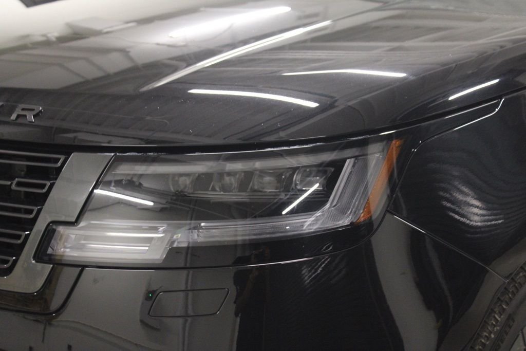 Used 2025  Land Rover SE image 10