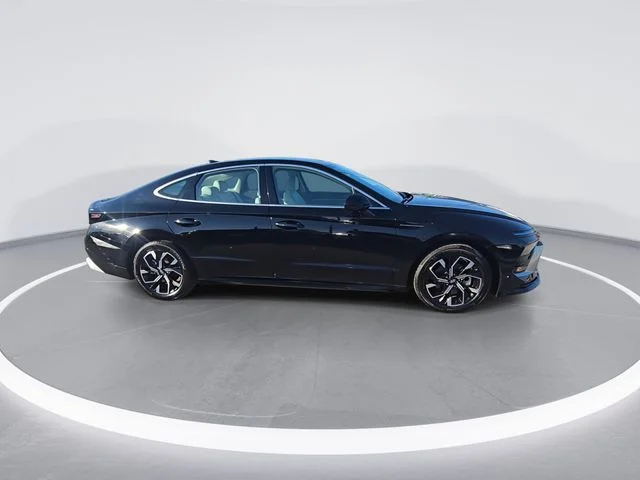 Used 2024 Black Hyundai SEL image 9