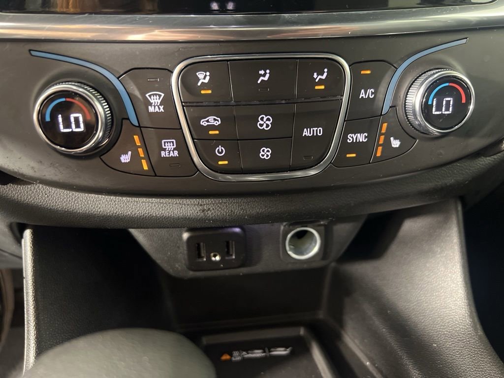 Used 2023 Iridescent Pearl Tricoat Chevrolet LT Cloth image 20