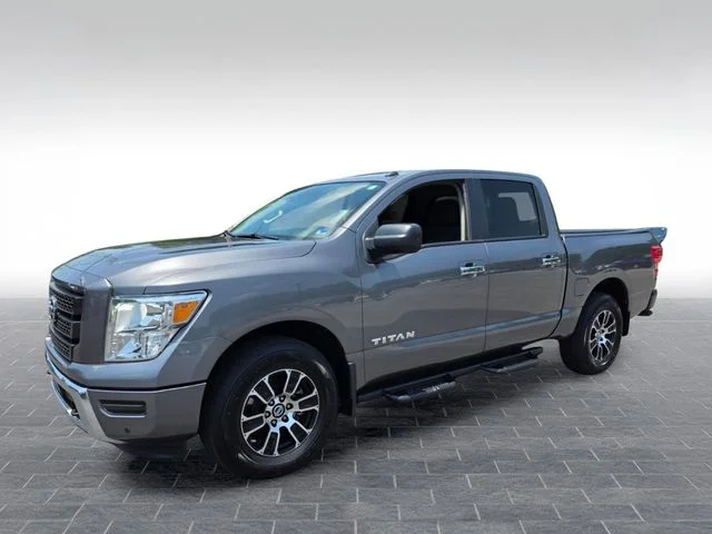 Used 2021 Gray Nissan SV image 3