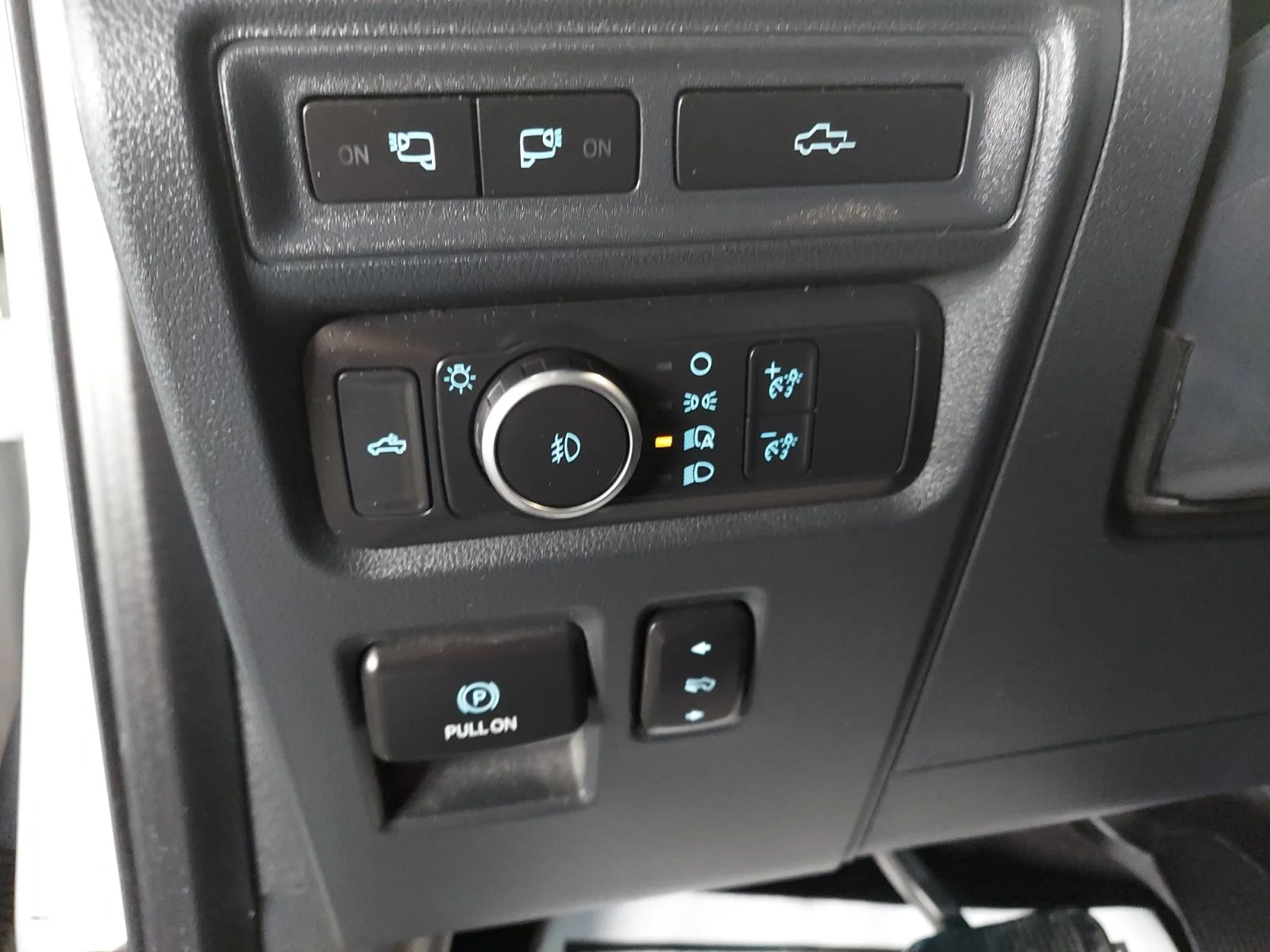 Used 2022 White Metallic Ford LARIAT image 28