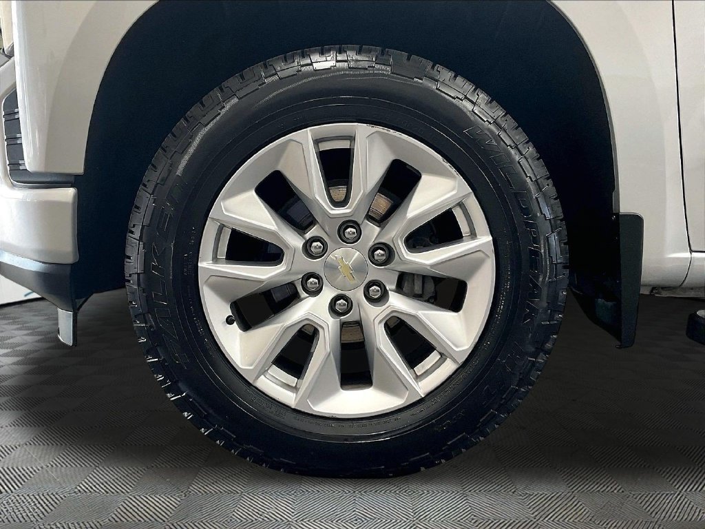 Used 2021 Silver Chevrolet Custom image 7