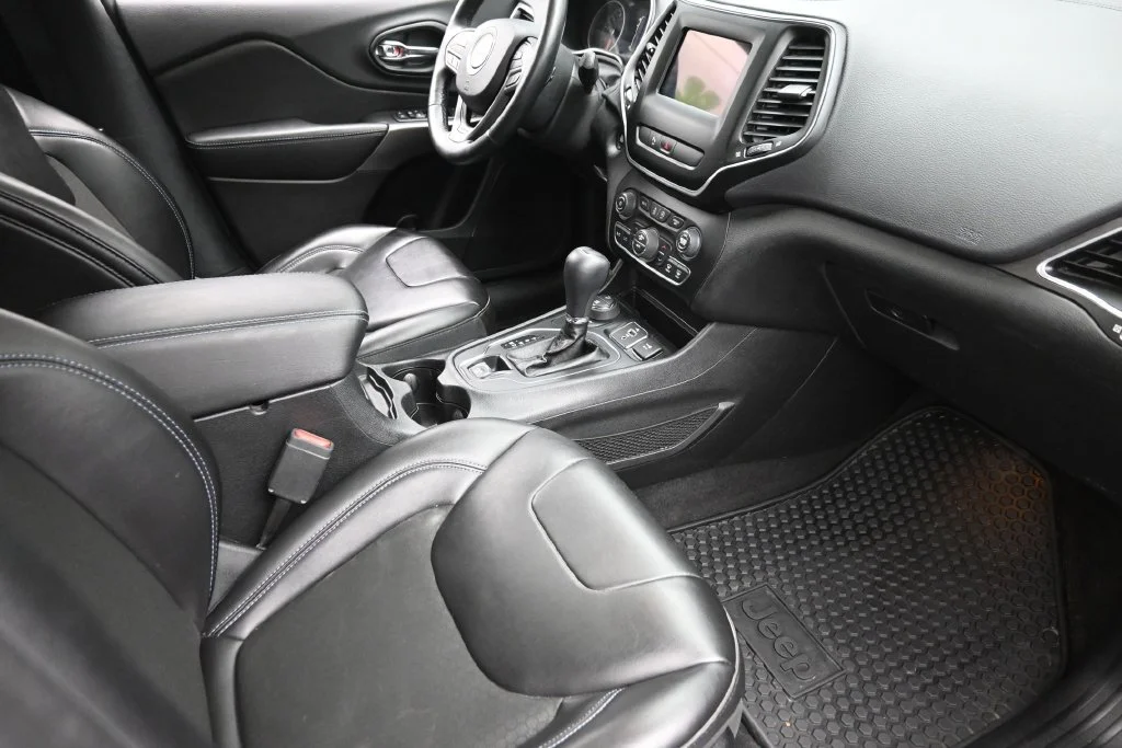 Used 2019 White Jeep Latitude Plus image 9