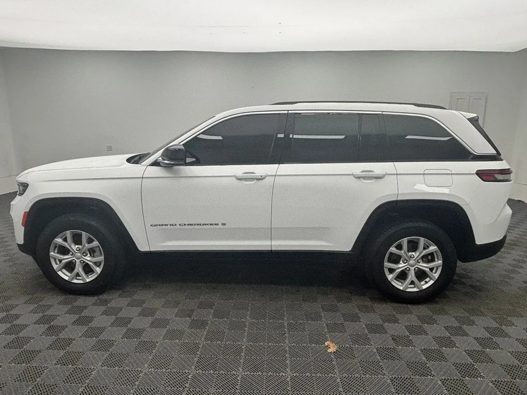 Used 2024 White Jeep Limited image 12