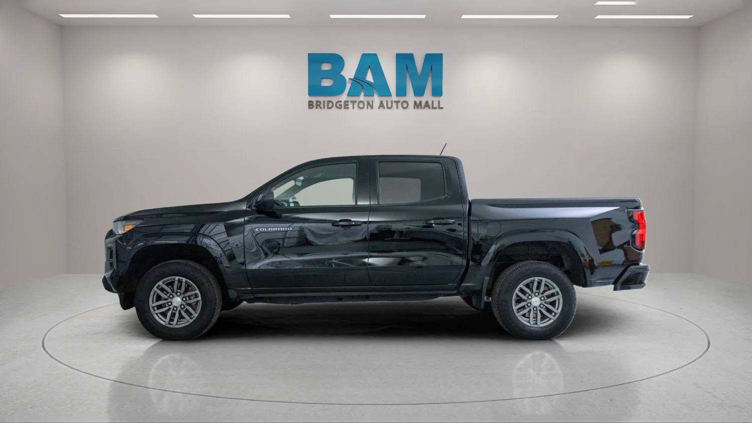 Used 2023 BLACK Chevrolet 2WD LT image 4