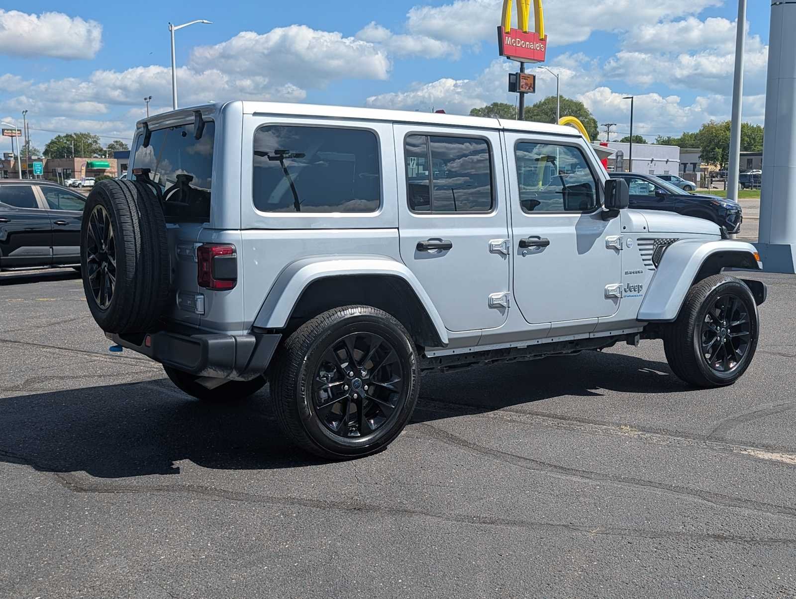 Used 2024 Silver Zynith Clearcoat Jeep Sahara image 7