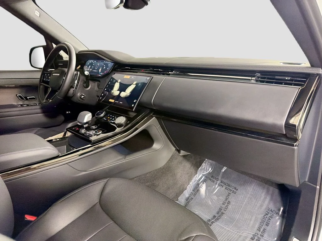 Used 2023 Fuji White Land Rover SE Dynamic image 32