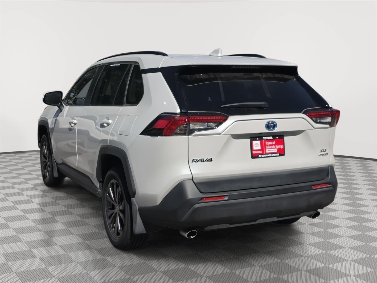 Used 2024 Wind Chill Pearl Toyota XLE Premium image 2