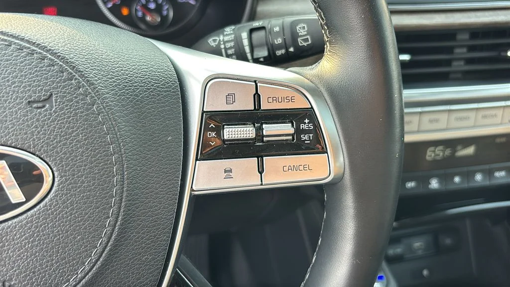 Used 2020 White Kia EX image 20