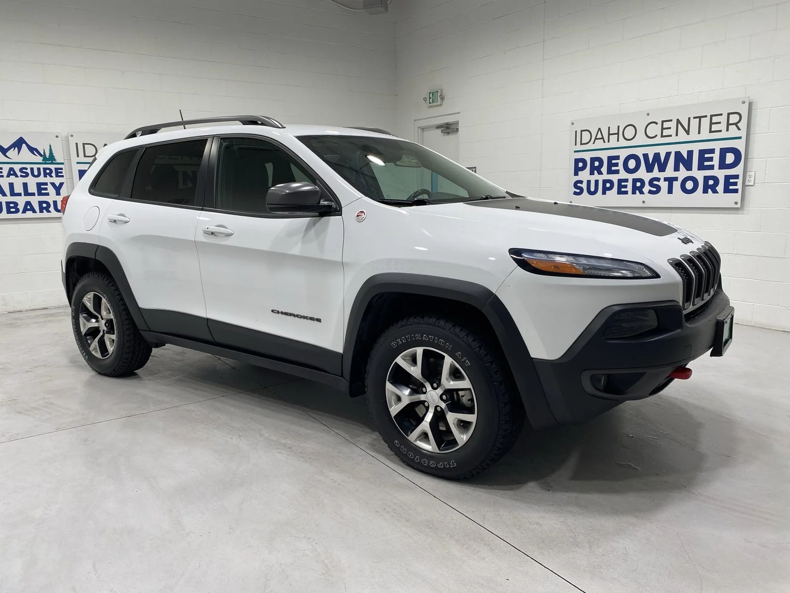 Used 2018 White Jeep Trailhawk image 2