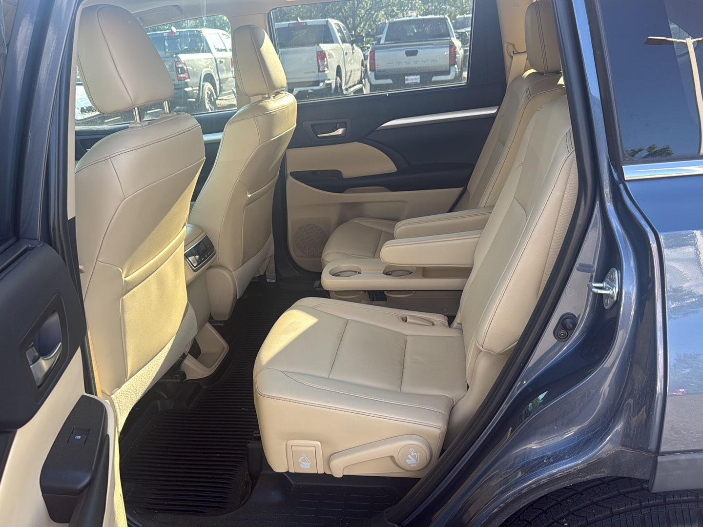 Used 2019 Shoreline Blue Pearl Toyota XLE image 10