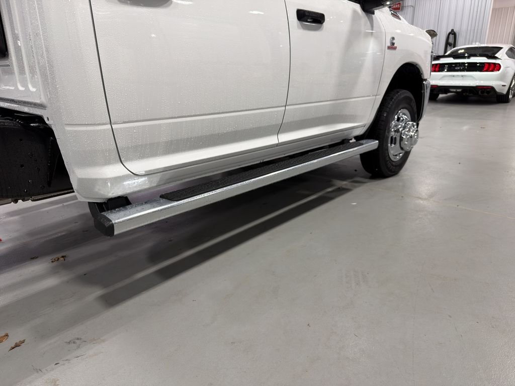 New 2026 Bright White Clear-Coat Exterior Paint RAM Tradesman image 10