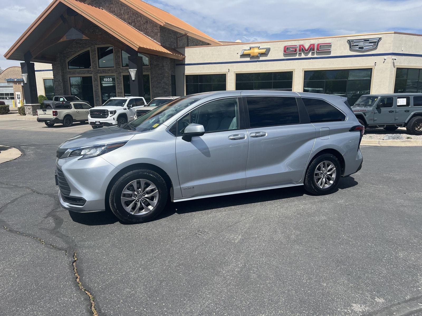 2021 Toyota Sienna LE 8-Passenger Hybrid FWD's photo