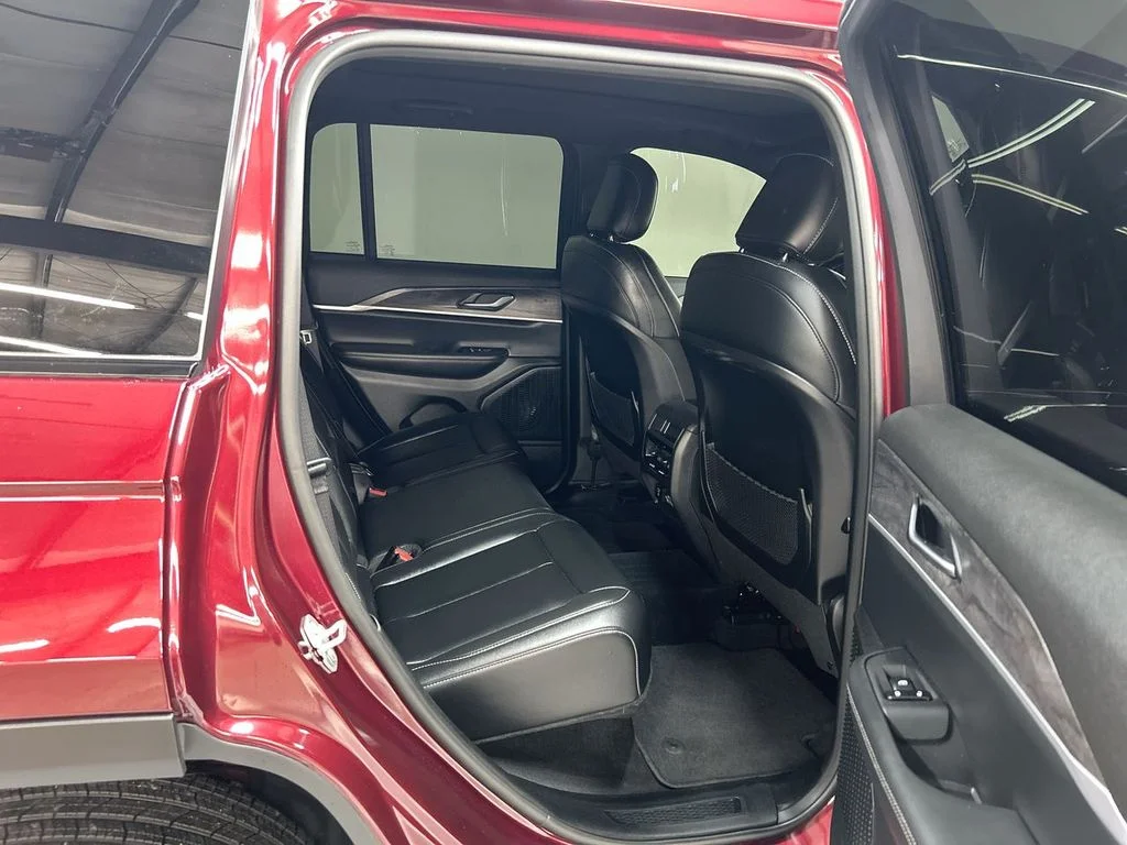 Used 2025 Velvet Jeep Limited image 18