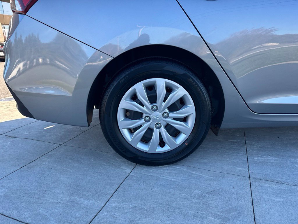Certified Used 2022 Gray Hyundai SE image 5