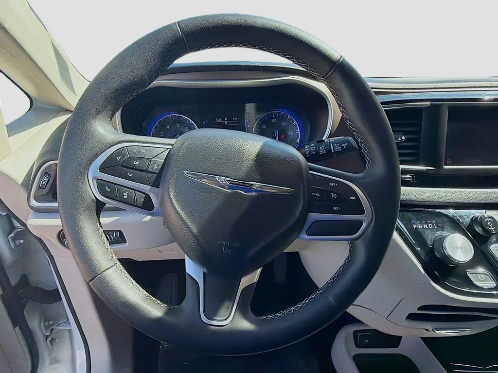 Used 2023 White Chrysler LX image 10