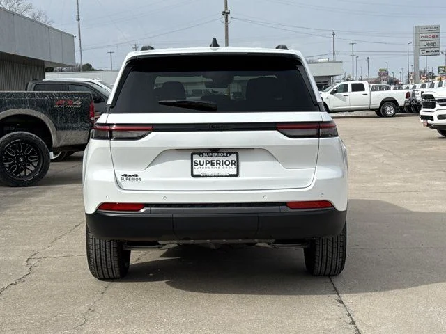 New 2026 Bright White Clear-Coat Exterior Paint Jeep Altitude image 4