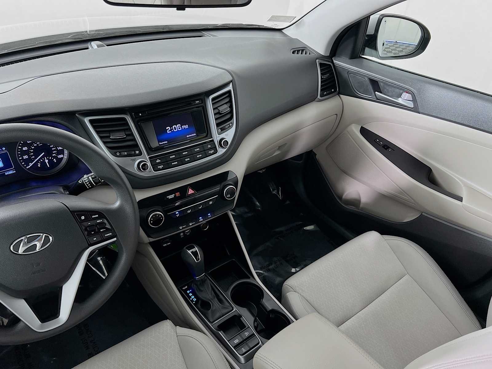 Used 2017 Molten Silver Hyundai SE image 22