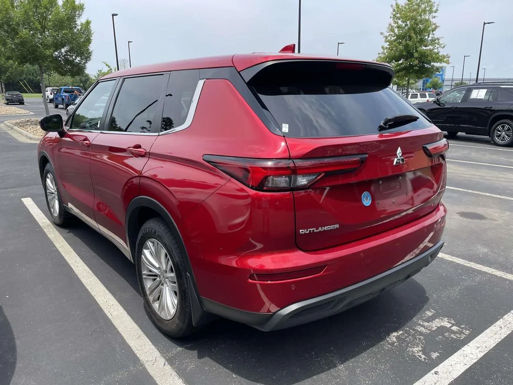 Used 2022 Red Diamond Mitsubishi ES image 4